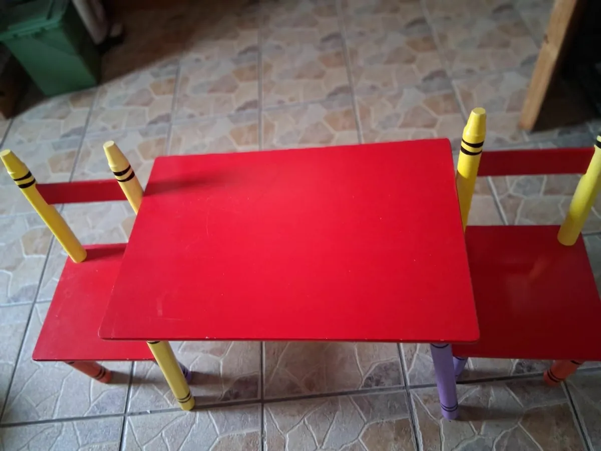 Kids table and chair set - Image 1