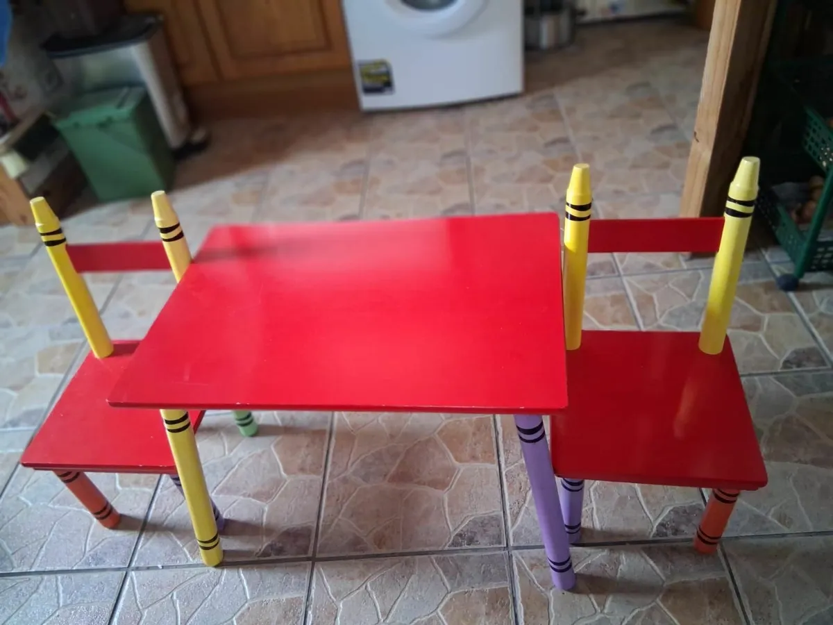 Kids table and chair set - Image 3