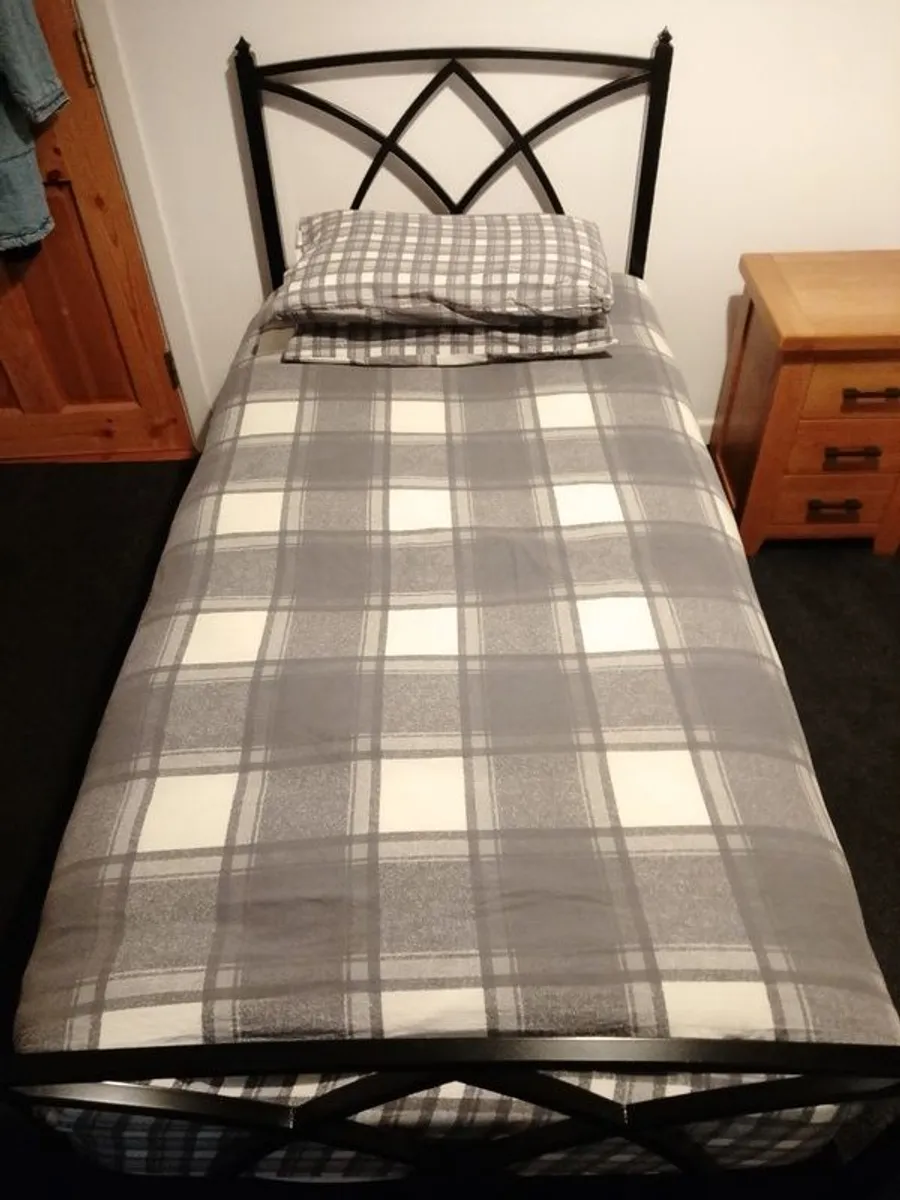Single bed - Image 1