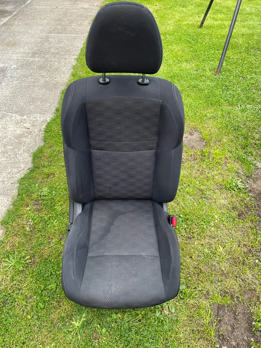 Nissan Qashqai front seat - Image 1