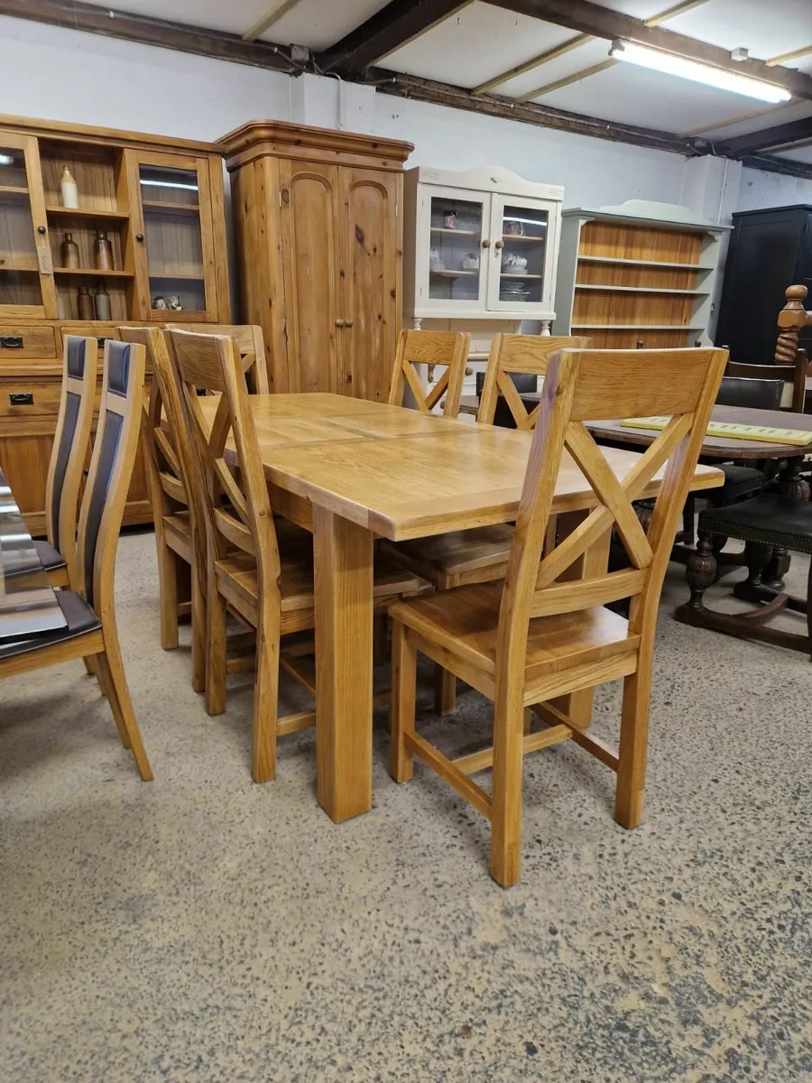 Extendable light oak table, 6 chairs - Image 1