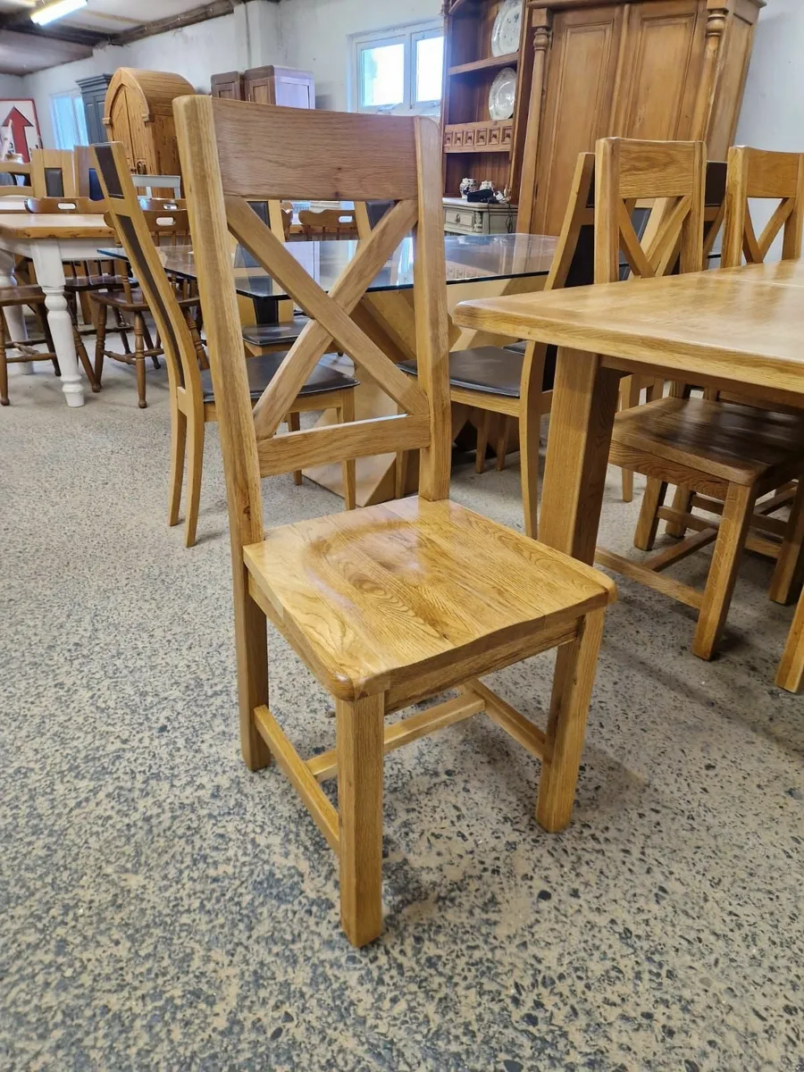 Extendable light oak table, 6 chairs - Image 2