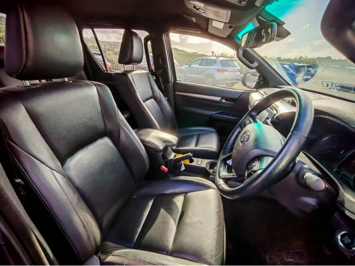 TOYOTA HILUX INVINCIBLE X D-4D4W 4WD D-4D DCB - Image 3