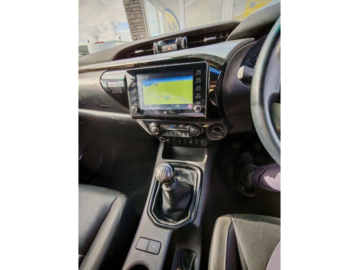 TOYOTA HILUX INVINCIBLE X D-4D4W 4WD D-4D DCB - Image 4
