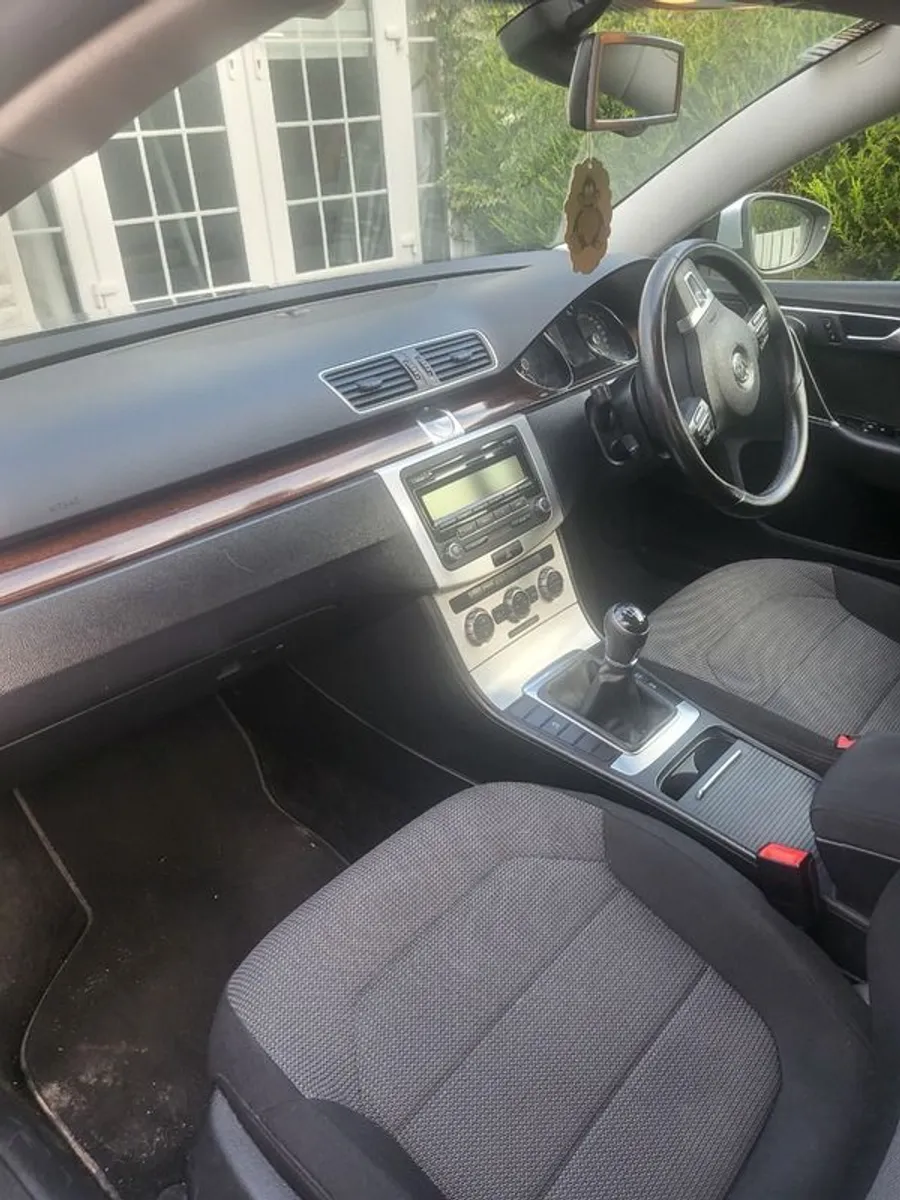 2013 Volkswagen Passat - Image 2