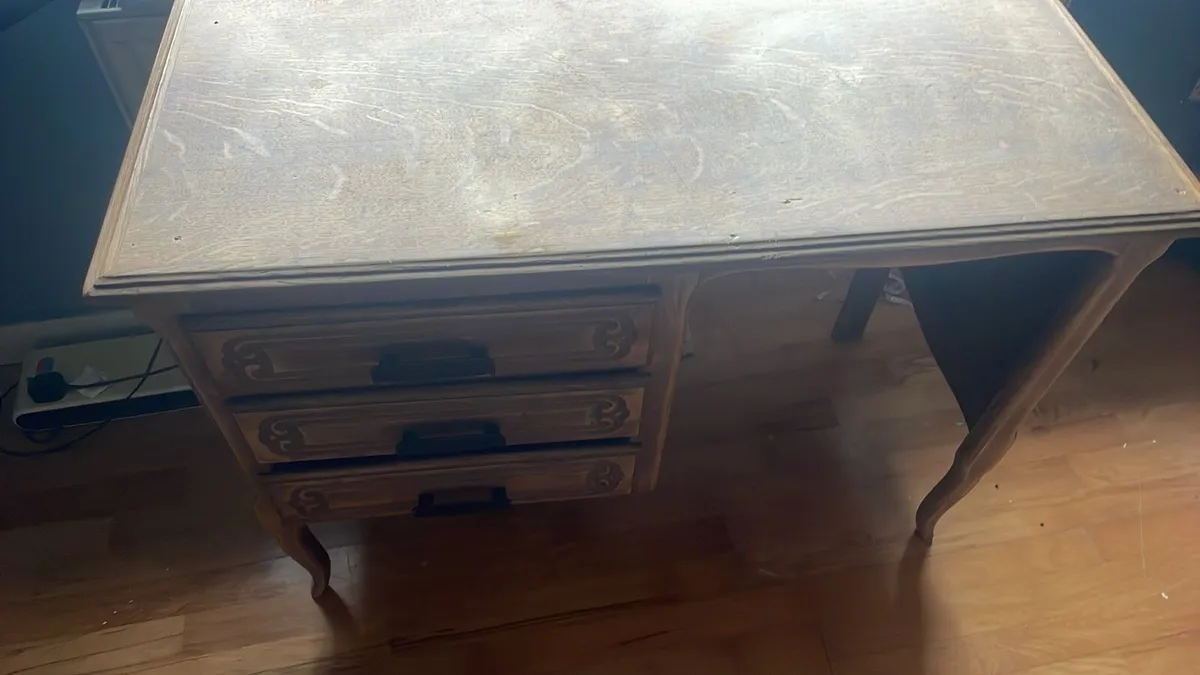 Wooden desk - Image 2