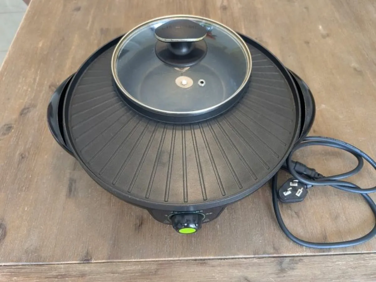 2-in-1 electric hotpot and grill - Image 1
