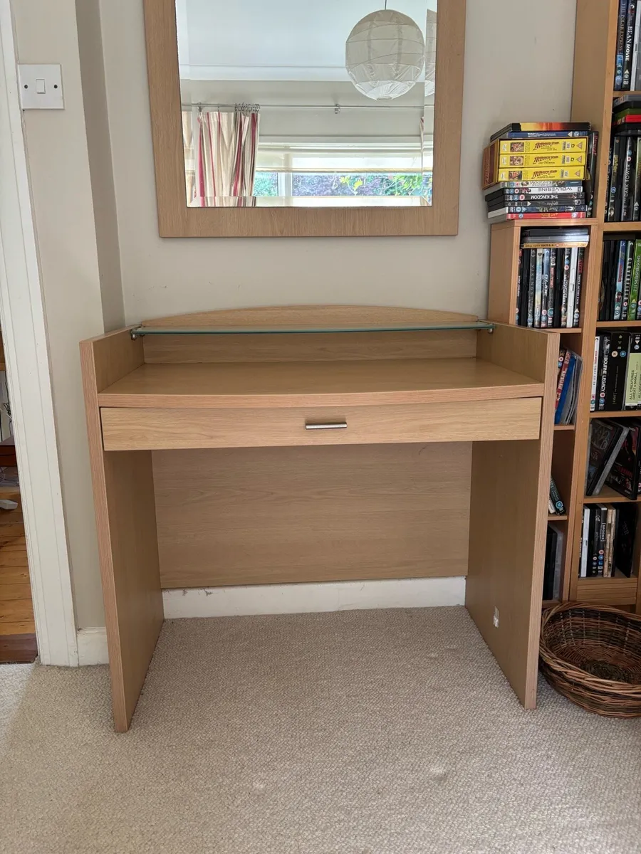 Bedroom dressing table with matching mirror - Image 2