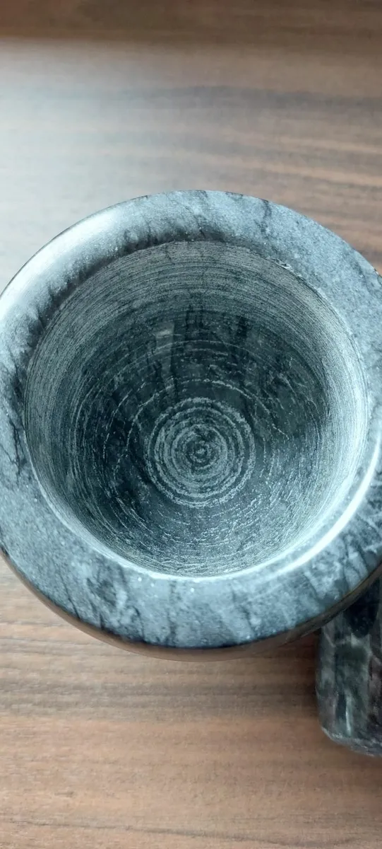 A pestle and mortar - Image 2