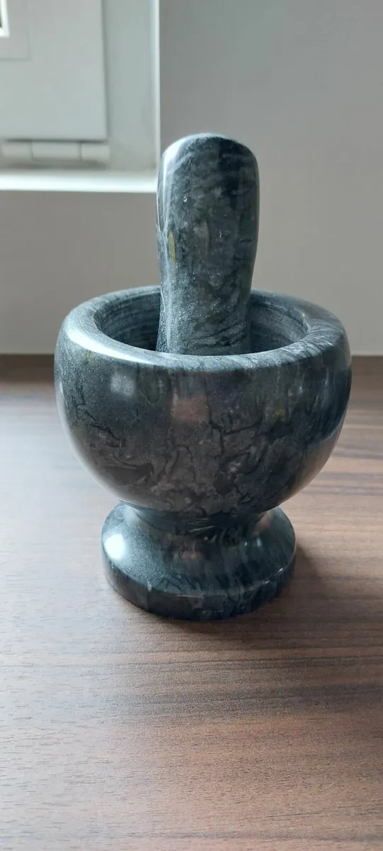 A pestle and mortar - Image 1