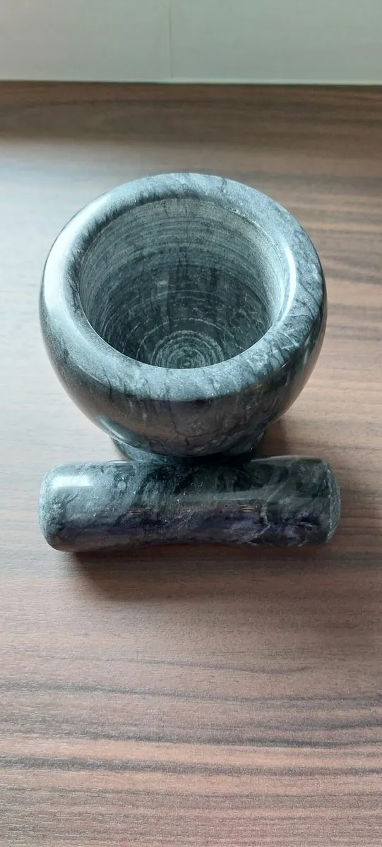 A pestle and mortar - Image 3