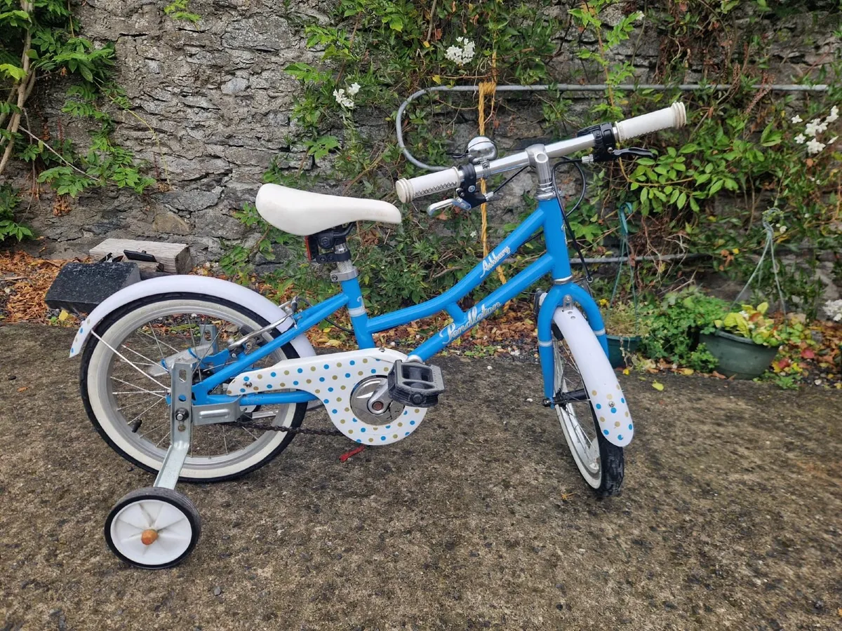 Childs bike with stabilisers - Image 1