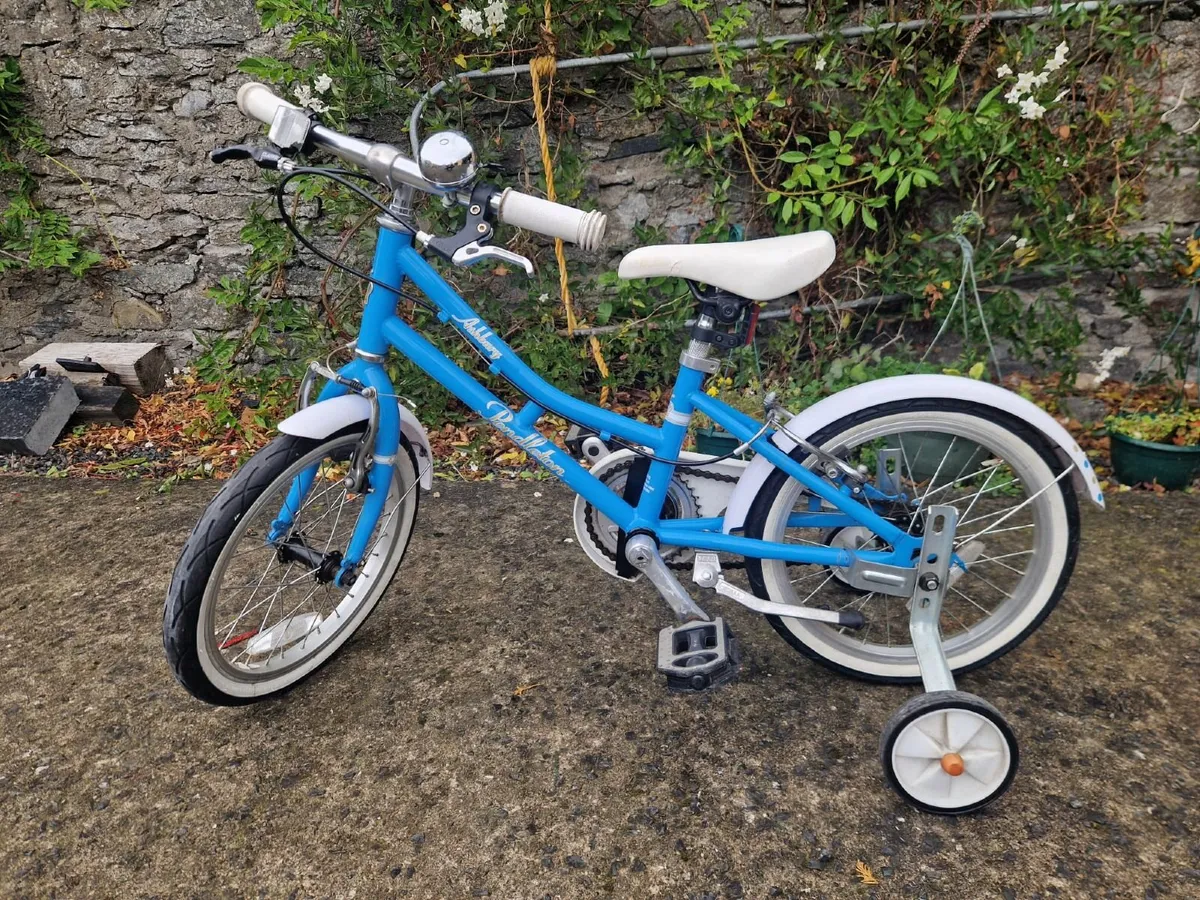 Childs bike with stabilisers - Image 2