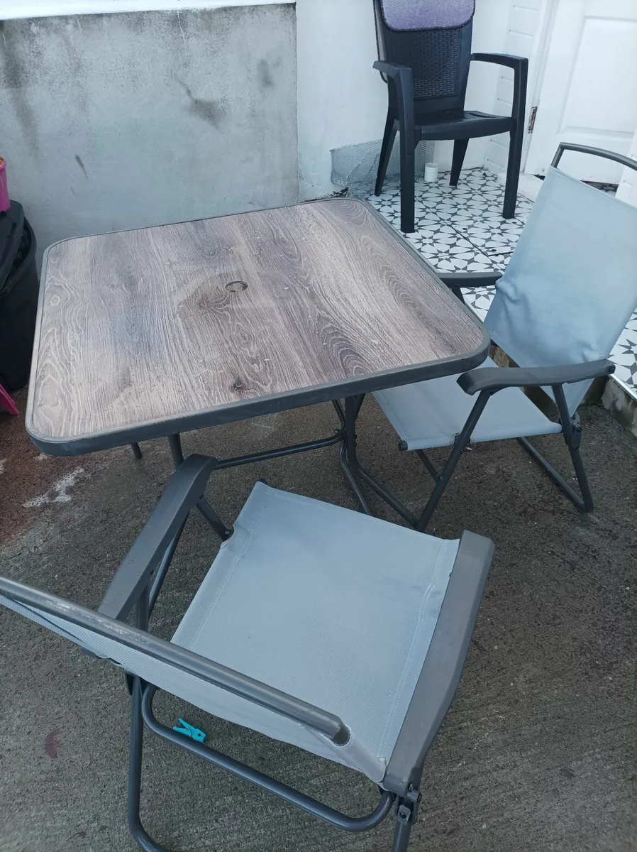 Table and chairs - Image 1