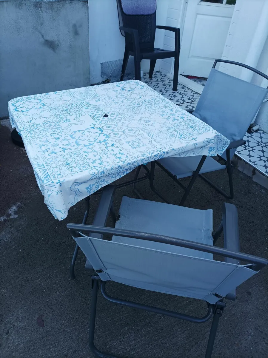 Table and chairs - Image 2
