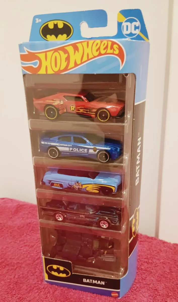 hotwheels batman cars  (new)