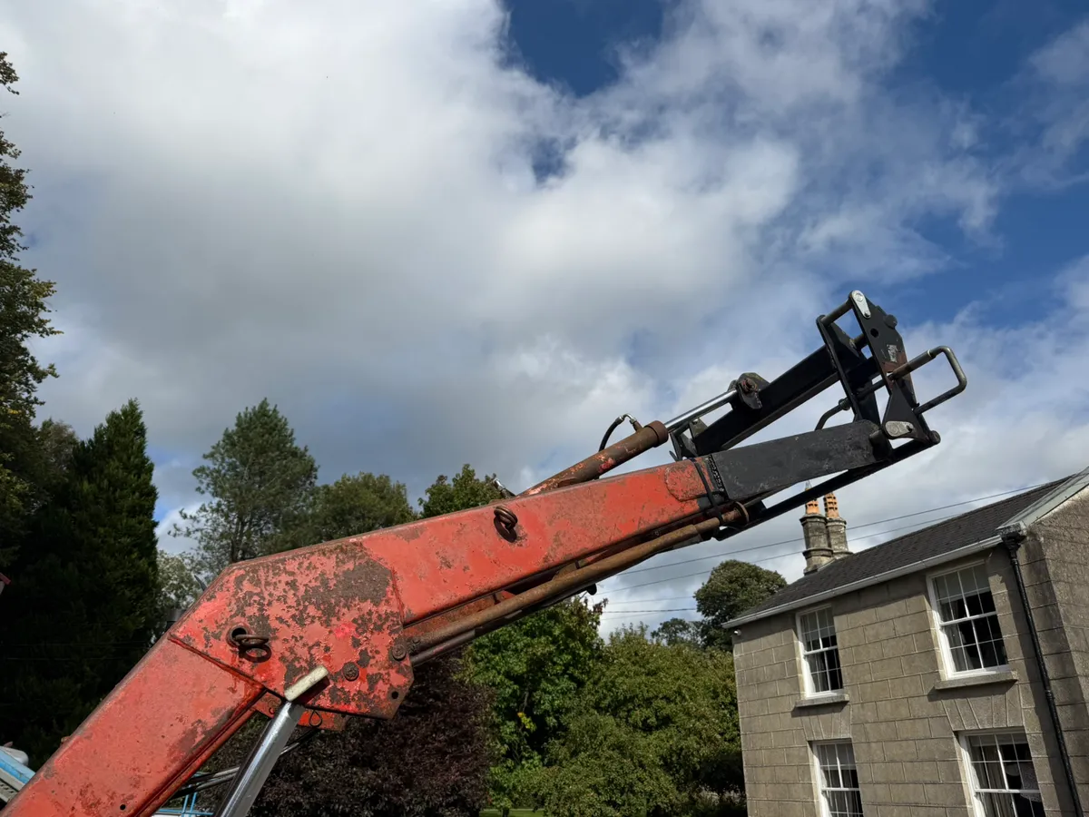 Massey Ferguson 165 C/w cab and loader €10950 - Image 4