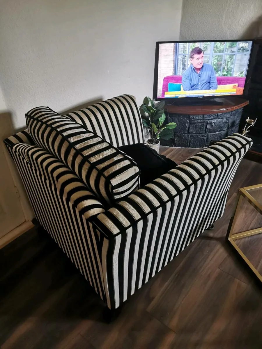 Accent chair - Image 2