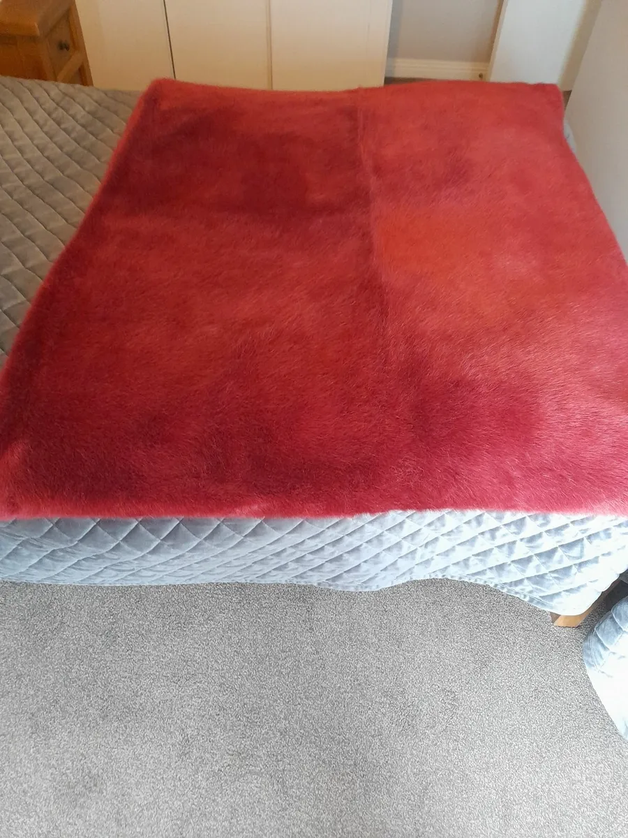 Throw REDUCED - Image 1