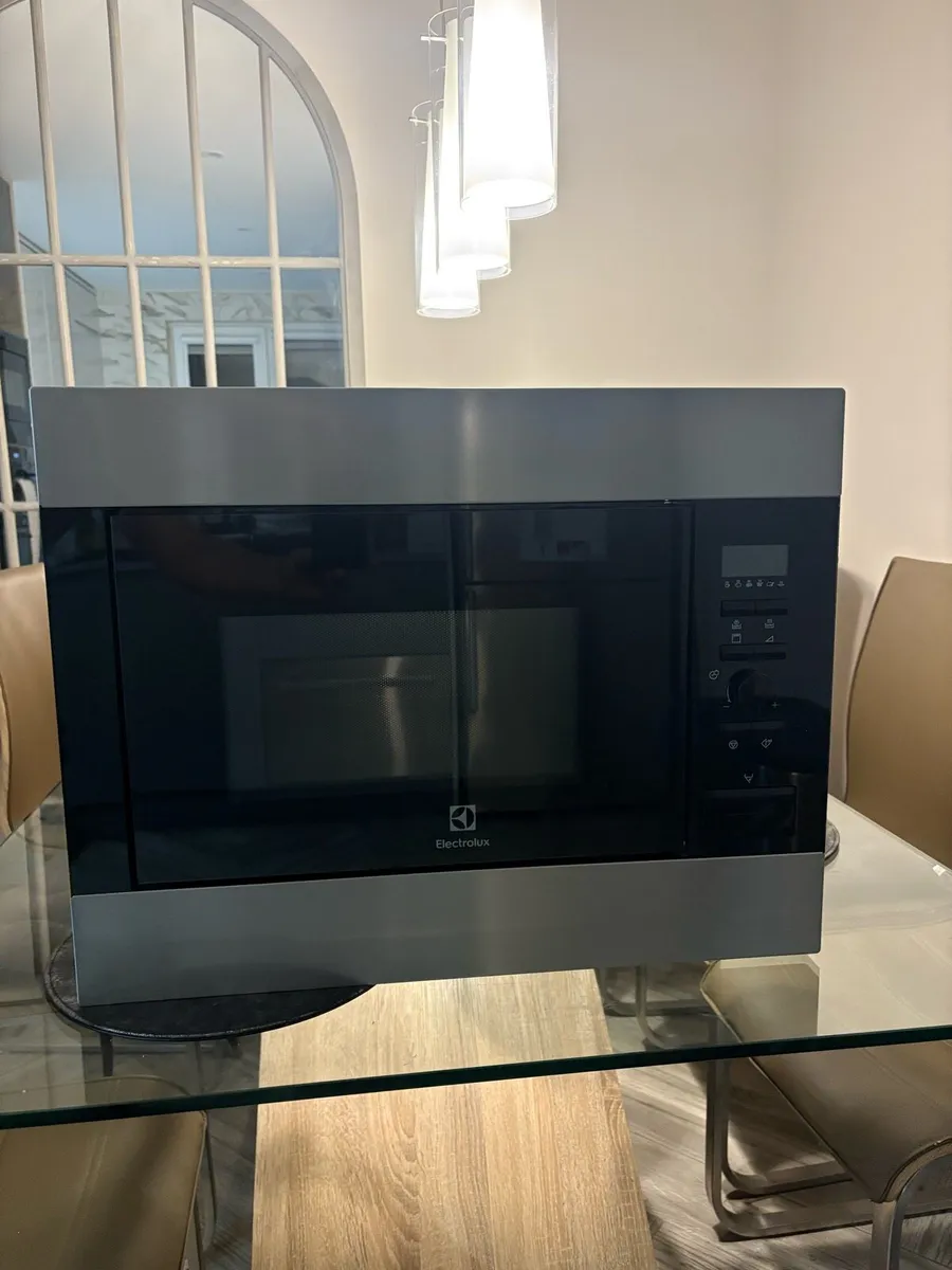Microwave Electrolux integrated - Image 1