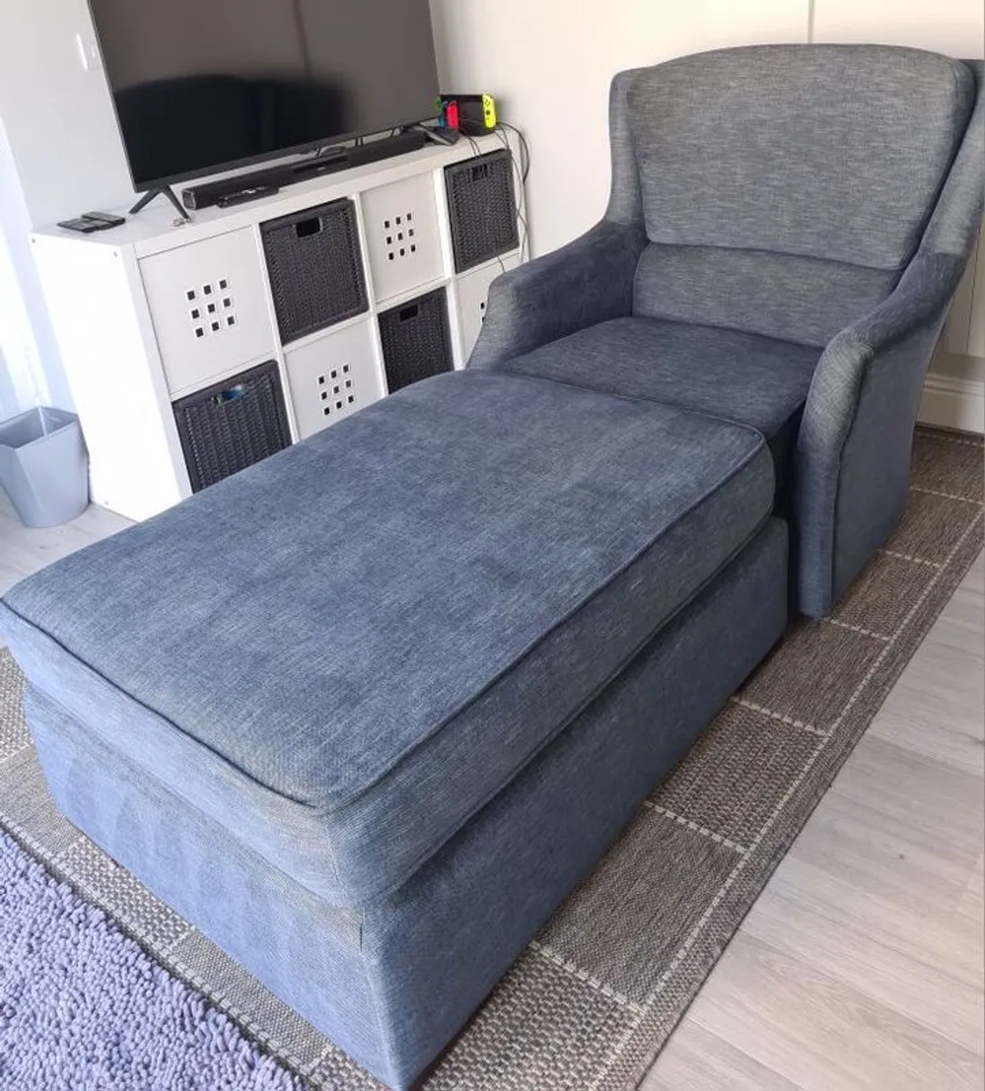 OMG 1.5 Str Swivel Chair & Ottoman - Image 1