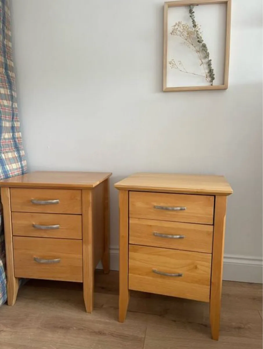 2 side tables in good condition - Image 1