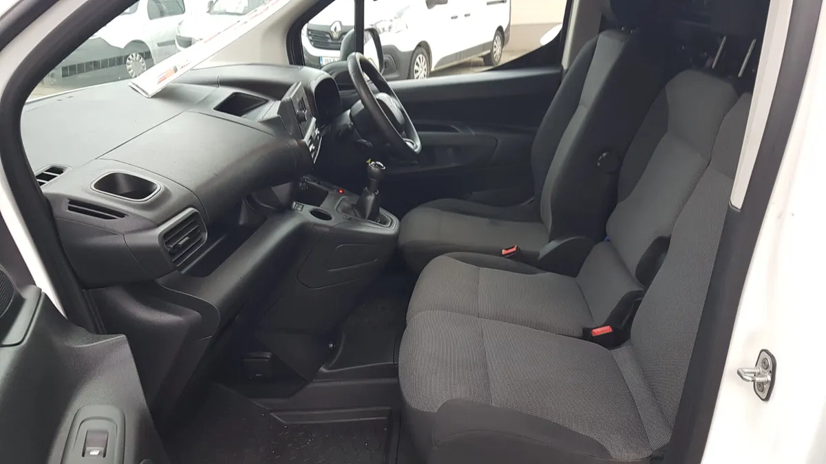 Citroen Berlingo 202D HI SPECK MINT VAT INVOICE - Image 4