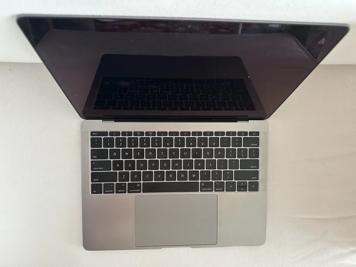 Macbook Pro Space Gray 2.3GHZ/8GB/256GB - Image 2