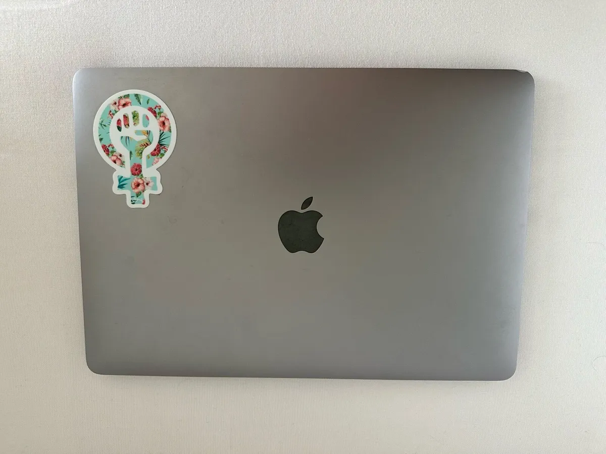 Macbook Pro Space Gray 2.3GHZ/8GB/256GB - Image 1