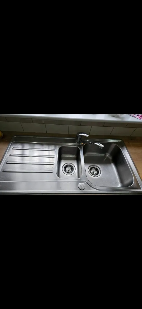 Kitchen sink and tap - Image 1