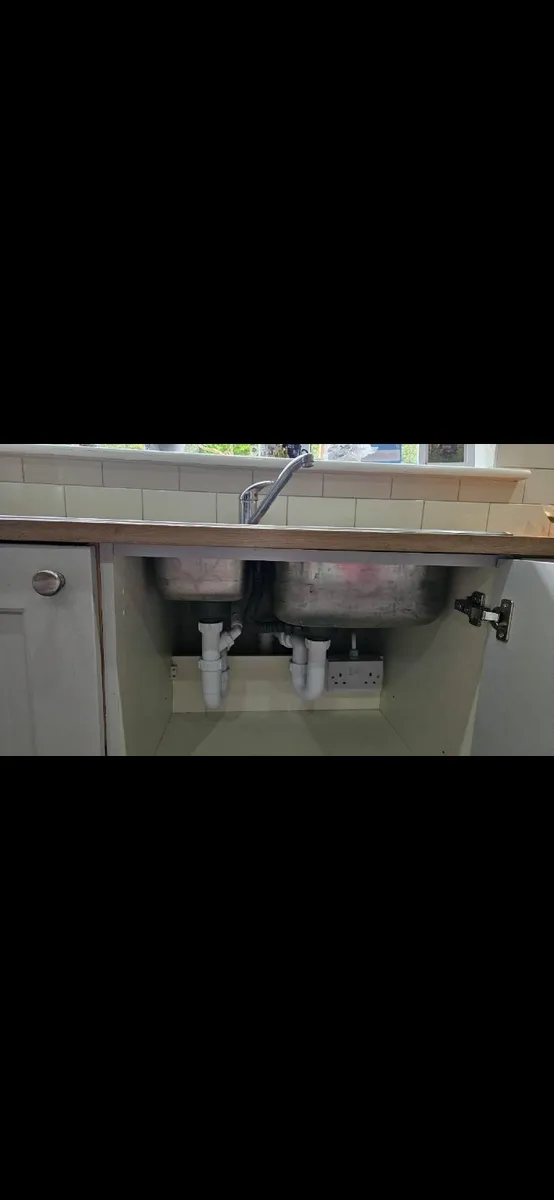 Kitchen sink and tap - Image 2