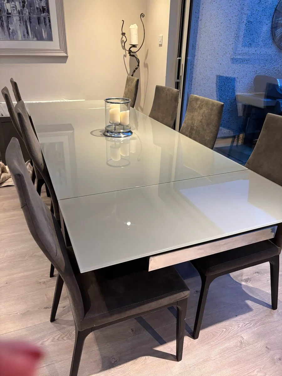 Table and chairs - Image 1