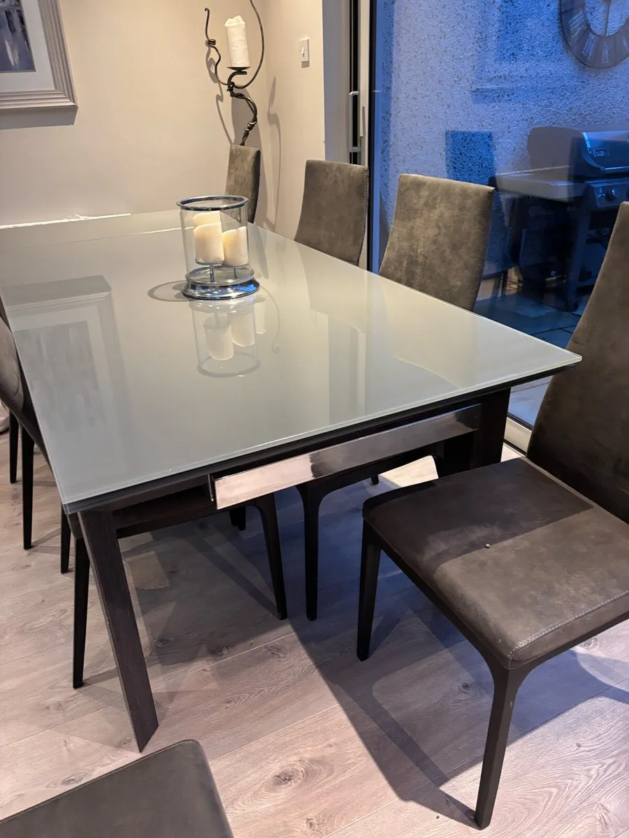 Table and chairs - Image 2
