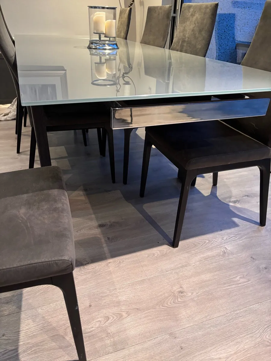 Table and chairs - Image 3