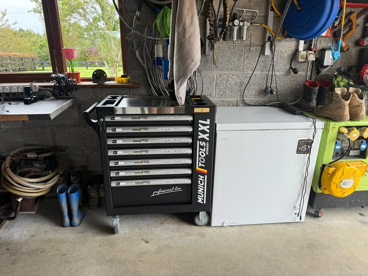 Tool chest - Image 1