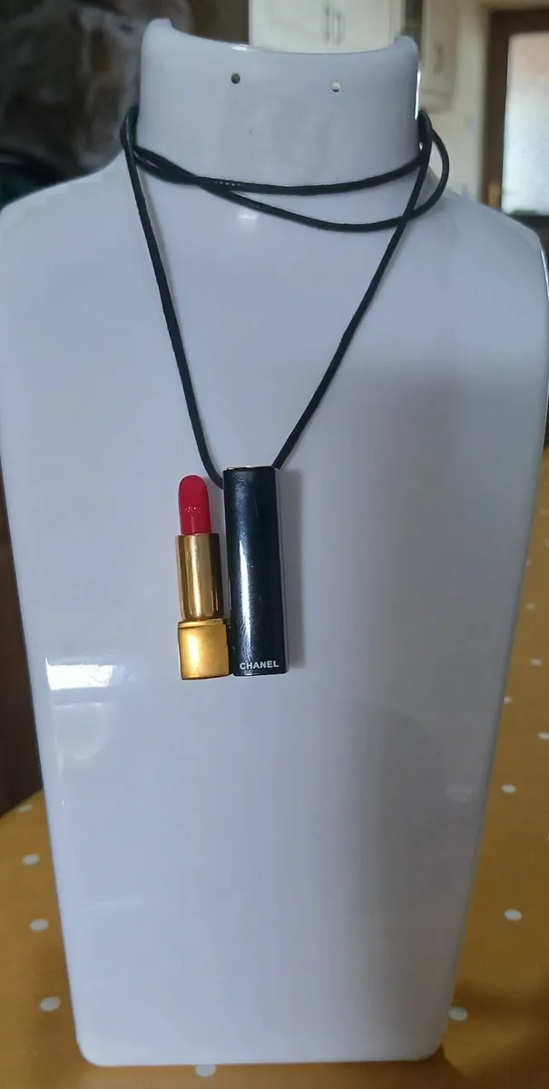 Lipstick Chanel necklace - Image 2