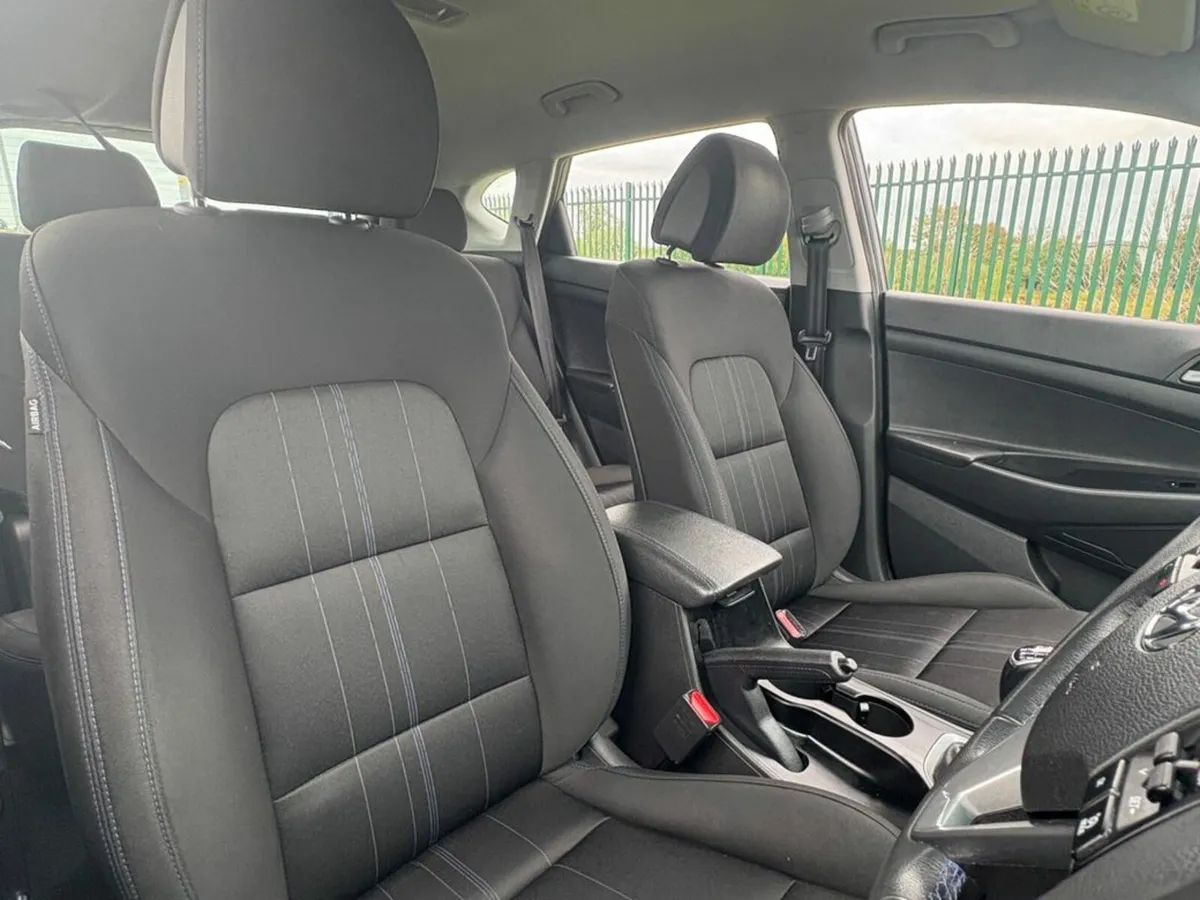 Hyundai Tucson ix35 Comfort Petrol 5DR, Bluetooth, - Image 3