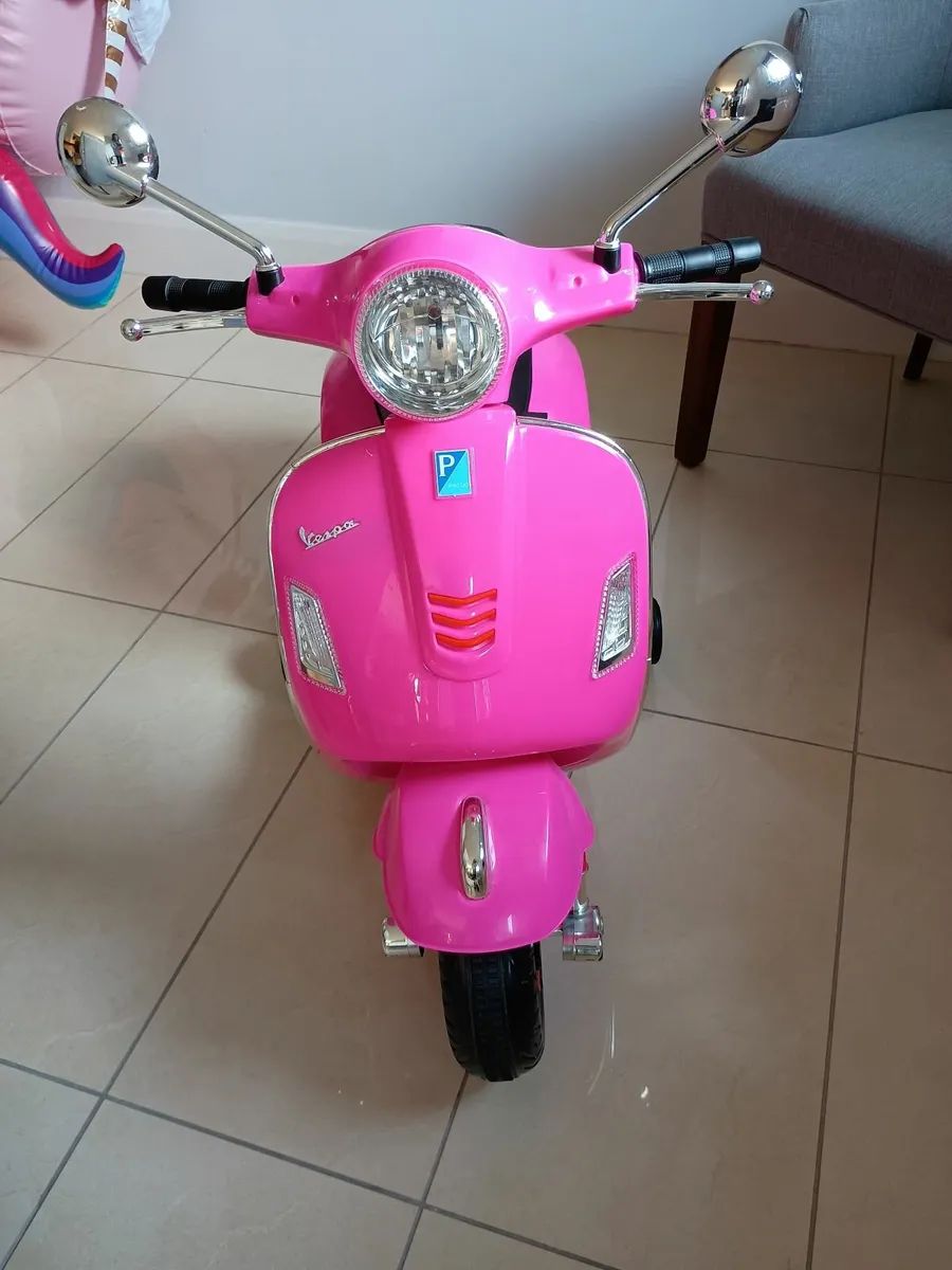 Vespa Electric Ride On - Image 4