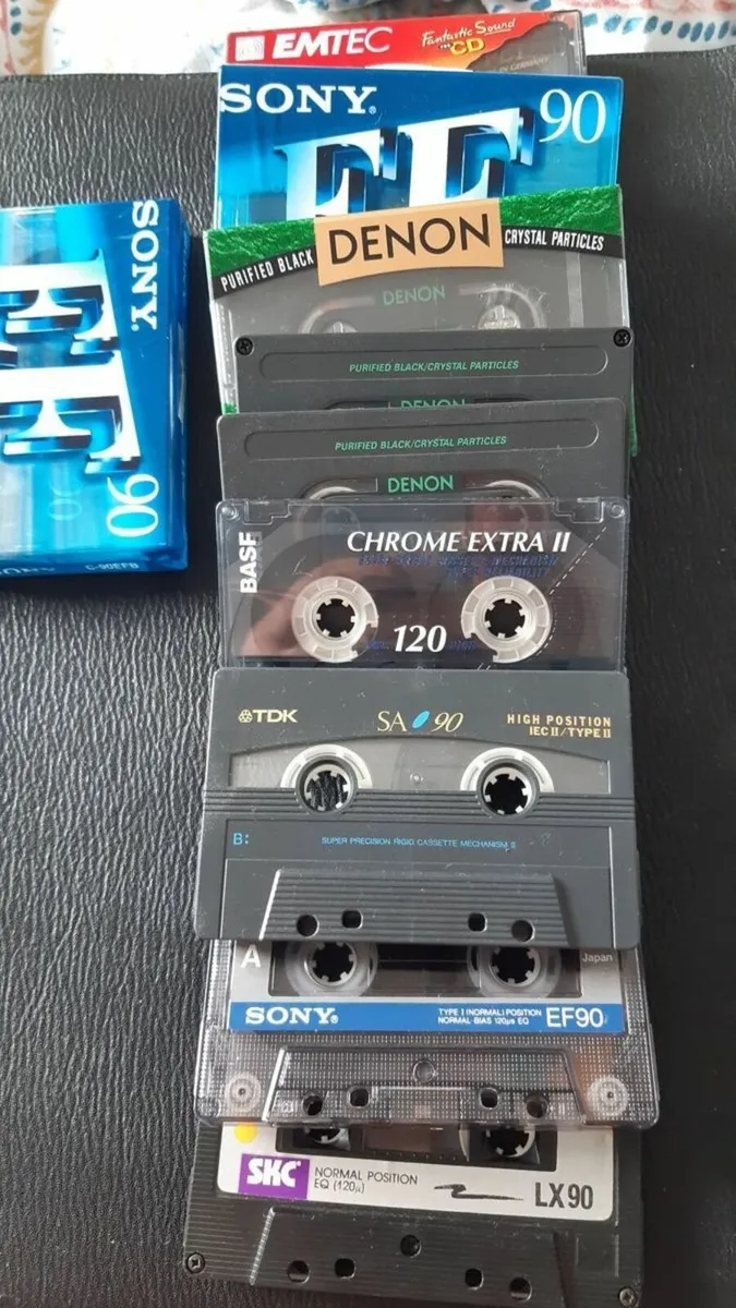Aiwa cassette recorder.2 c .c free - Image 3