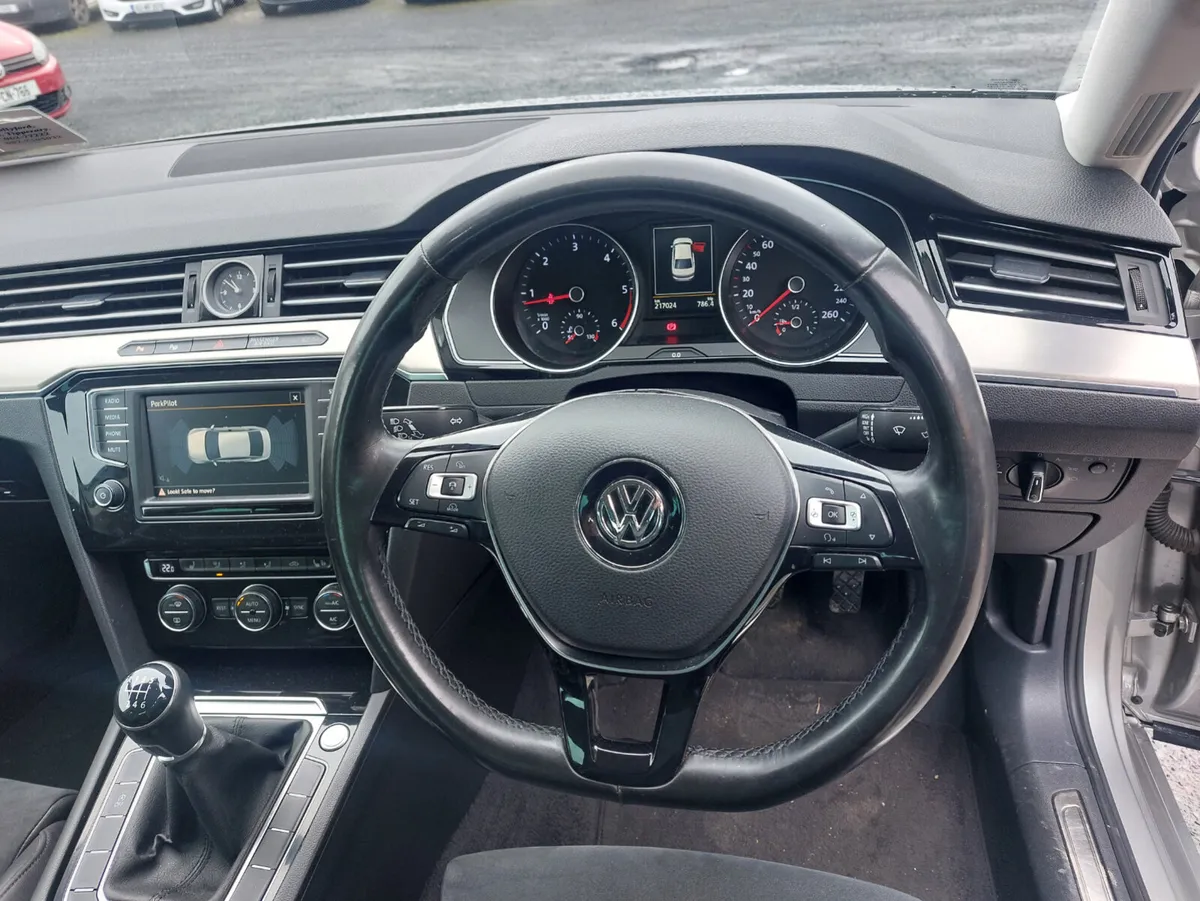 Volkswagen Passat 2016 - Image 2