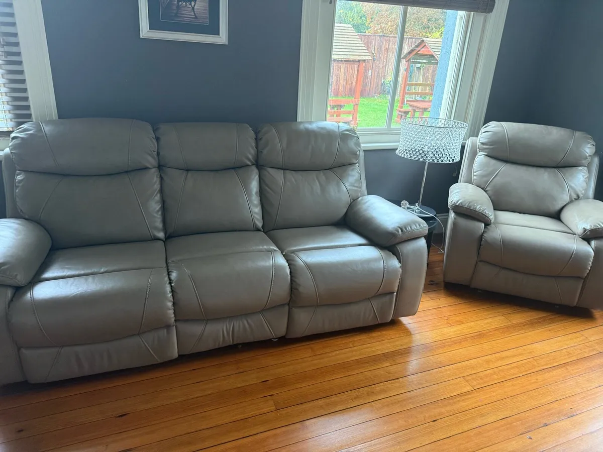 3+1 leather recliners like new - Image 1