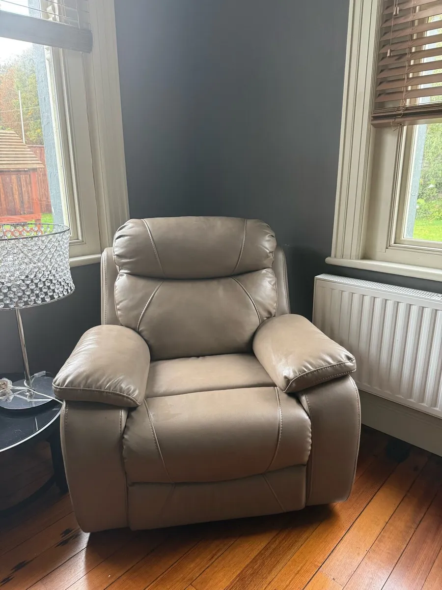 3+1 leather recliners like new - Image 3