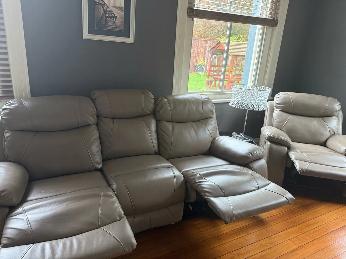 3+1 leather recliners like new - Image 4