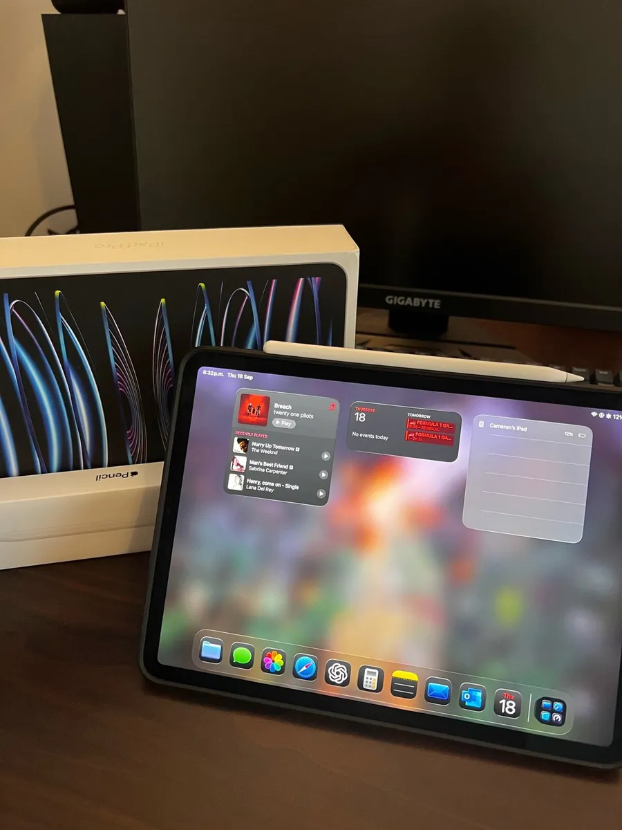 iPad Pro 11-inch (4th gen)(2022) with Apple Pencil - Image 2