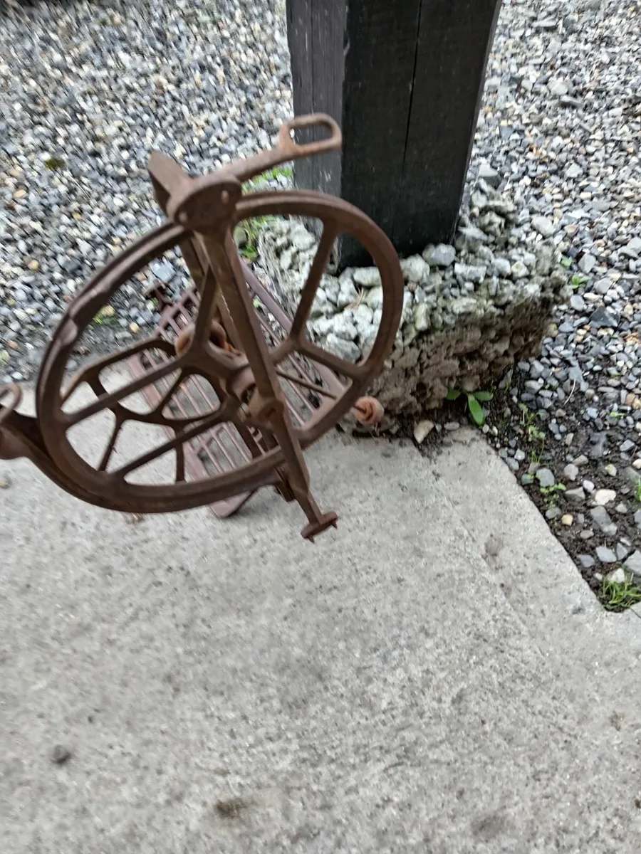 Singer sewing machine base with peddle - Image 2