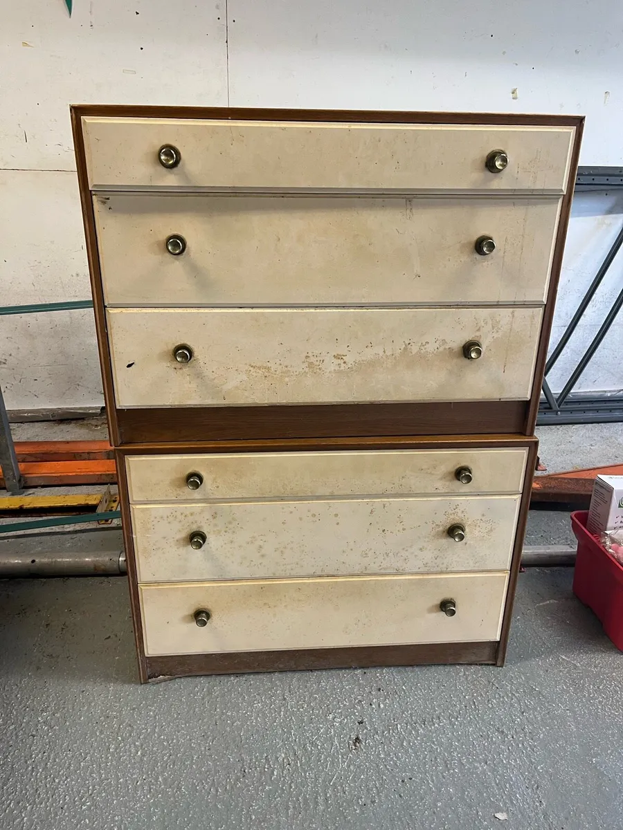 Chest of drawers