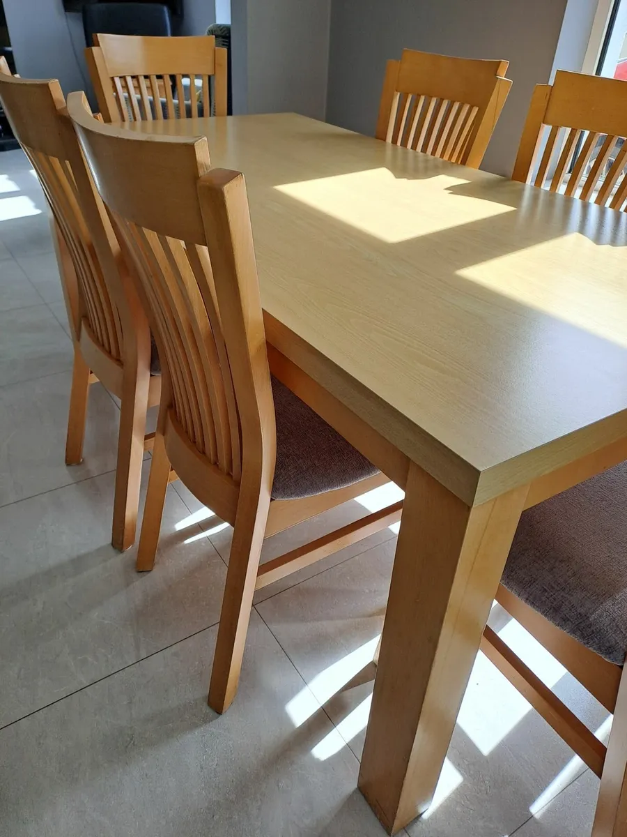 Kitchen table and chairs - Image 1