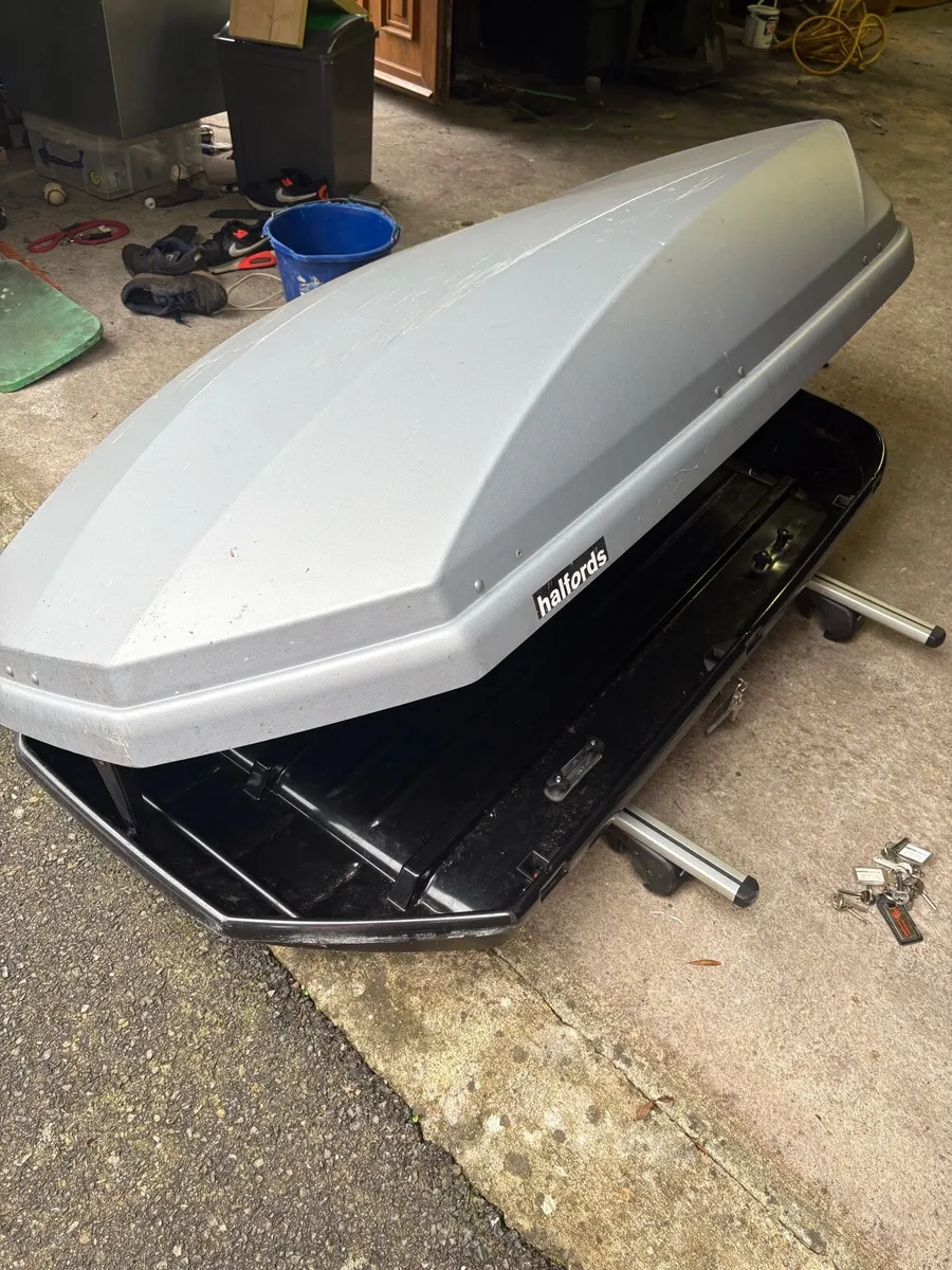 Roof box - Image 1