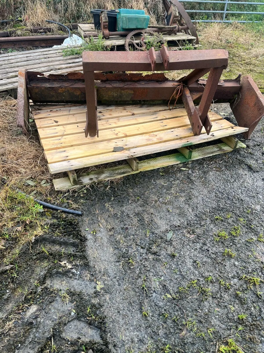 Yard scraper and milking machine equipment - Image 1