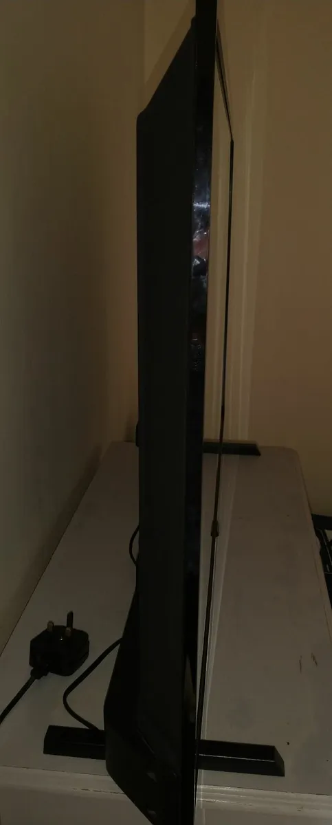 43"FLAT SCREEN PHILIPS TV - Image 2